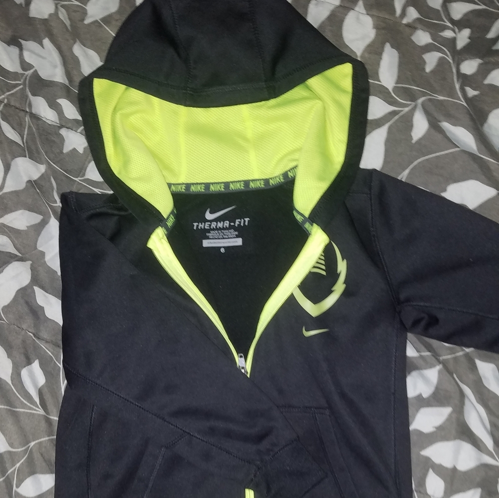 Nike thermafit jacket/hoodie boys size 6